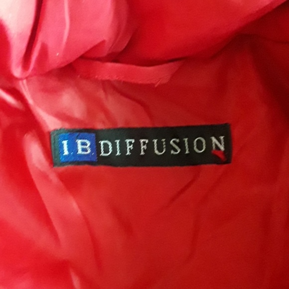 Red puffy jacket with fake fur hood  size m - Picture 4 of 5